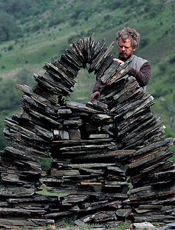 Photo de l'œuvre et du sculpteur